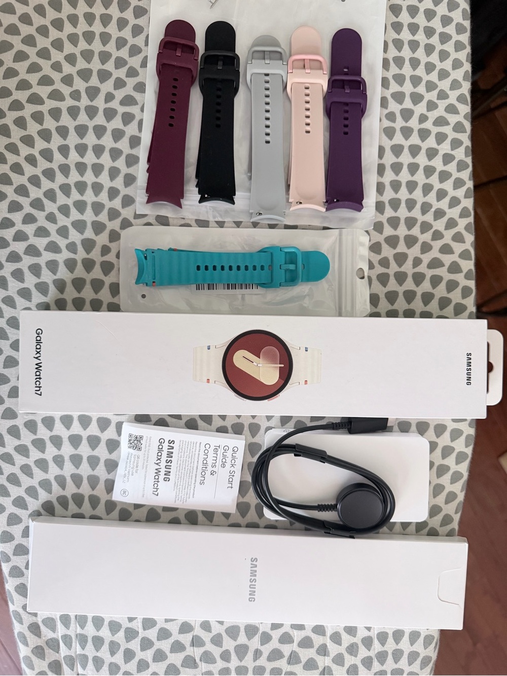 Samsung Galaxy Watch7 40mm Cream Silver + 7 Bands Charger Box - Picture 7 of 10